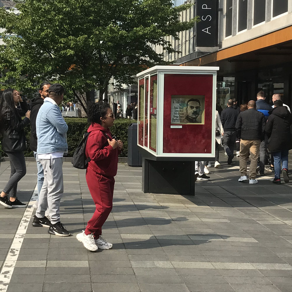 Werk 'Exposities': Vitrine aan de Lijnbaan